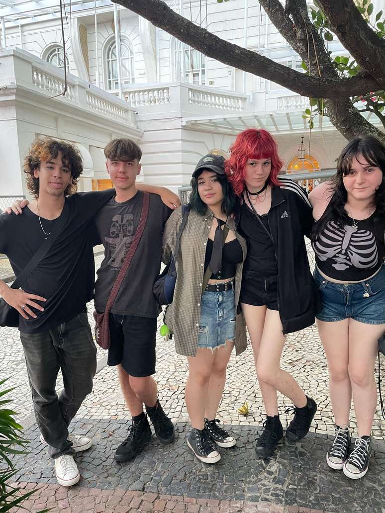 Adolescentes fizeram provas escolares na manhã desta segunda-feira e foram diretamente para o Copacabana Palace