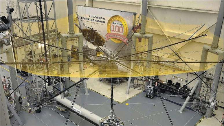 Europa trouxe engenheiros dos Estados Unidos que são especialistas em refletores de antena de grande porte