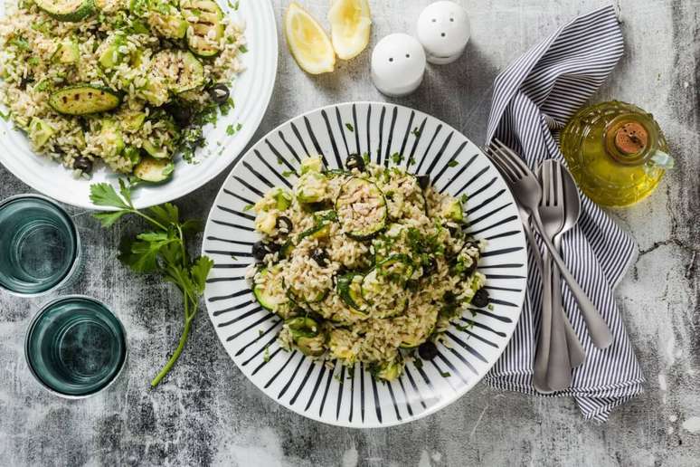 Salada de arroz integral com abobrinha 