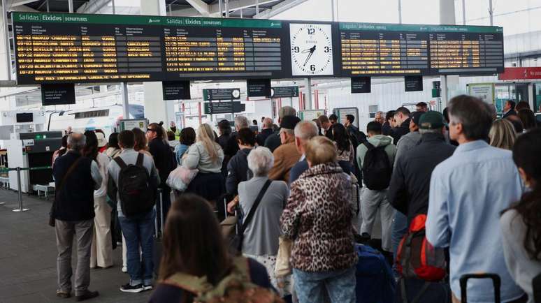 Passageiros buscam informa&ccedil;&otilde;es sobre trens remarcados ap&oacute;s apag&atilde;o que atingiu Espanha e Portugal