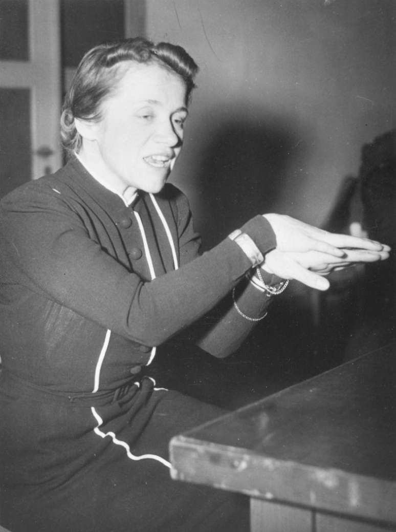 A aviadora Hanna Reitsch conseguiu romper o cerco sovi&eacute;tico e pousar um avi&atilde;o perto da Chancelaria, mas Hitler se recusou a fugir