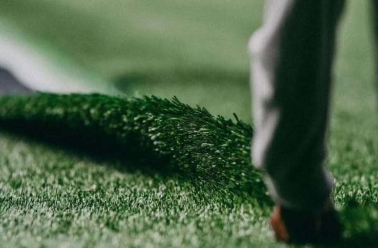Fase final da troca de gramado –