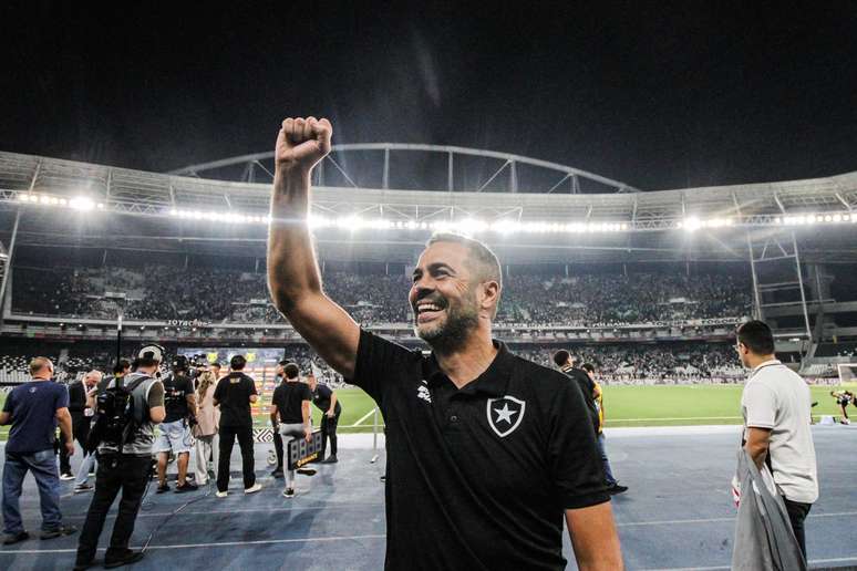 Técnico Artur Jorge comemorando a vitória sobre o Fluminense. 