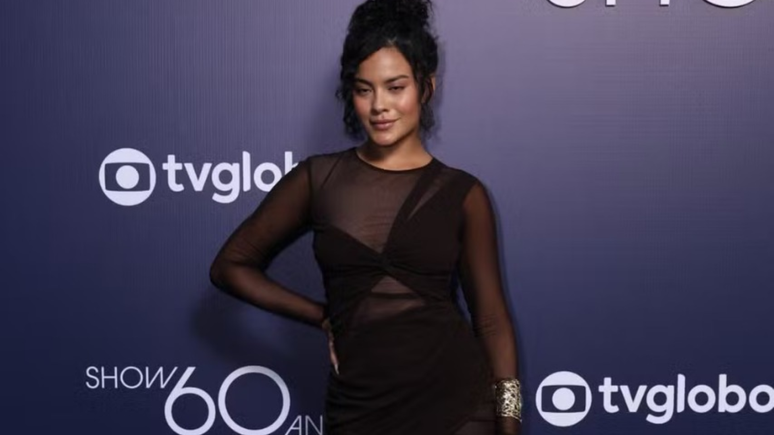 Após polêmica com Cauã Reymond, Bella Campos é escoltada na festa de 60 anos da Globo