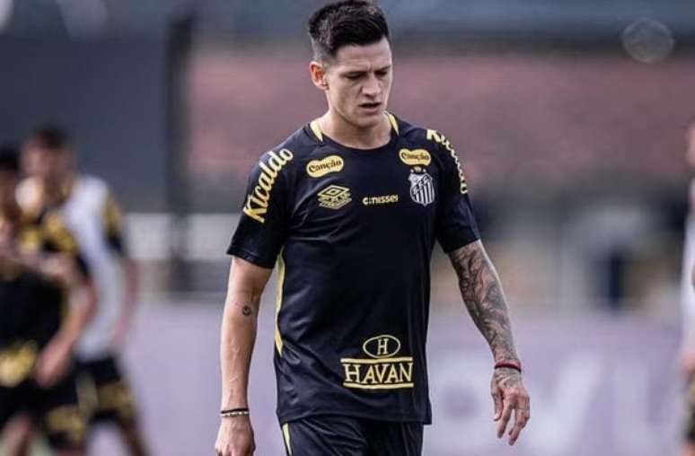 Leo Godoy, the right back of Santos, denies production after the invasion of the CT Leo Godoy, the right back of Santos, denies production after the invasion of the CT