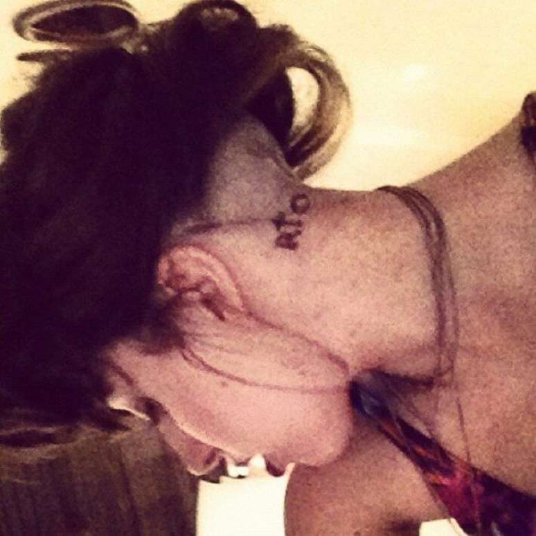 Lady Gaga fez tatuagem que homenageia o Rio de Janeiro durante sua primeira passagem pelo Brasil, em 2012.