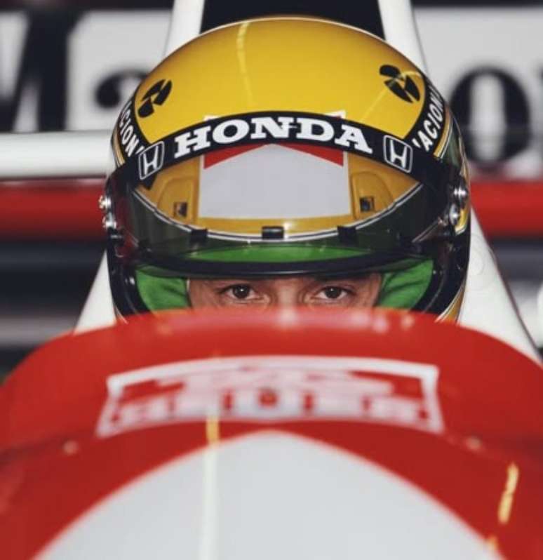 Capacete do Senna (Imagens Reprodução Instagram tagheuer e sennabrasil)