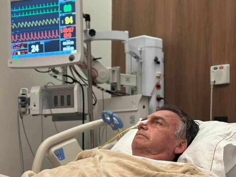 Jair Bolsonaro, ex-presidente, segue internado no Hospital DF Star, em Brasília