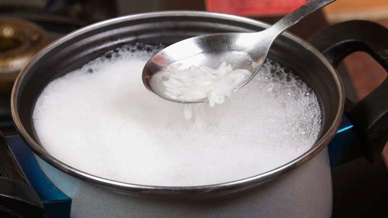 Pr&eacute;-cozinhar o arroz em &aacute;gua fervente por cinco minutos antes de escorrer pode ajudar a reduzir os n&iacute;veis de ars&ecirc;nio