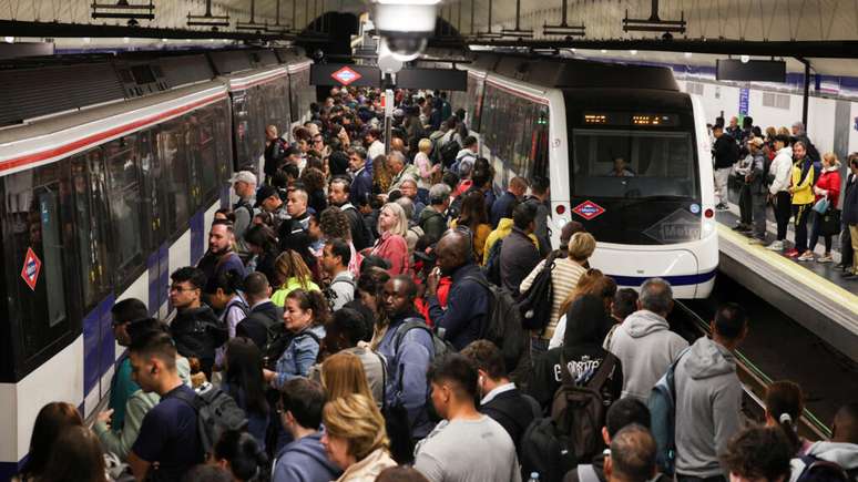 Pessoas aguardam em uma plataforma enquanto as opera&ccedil;&otilde;es do metr&ocirc; s&atilde;o retomadas parcialmente, ap&oacute;s a volta da energia depois do apag&atilde;o que atingiu a Espanha e Portugal, em Madri, em 29 de abril de 2025.