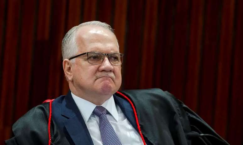 Ministro Edson Fachin, relator da ADPF das Favelas, coibiu ações policiais com decisões provisórias, mas julgamento final liberou proibições.