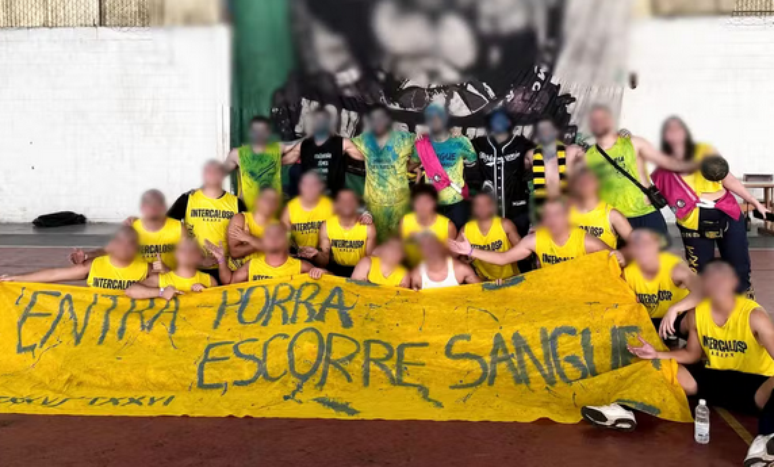 Alunos posaram com faixa em alusão a estupro