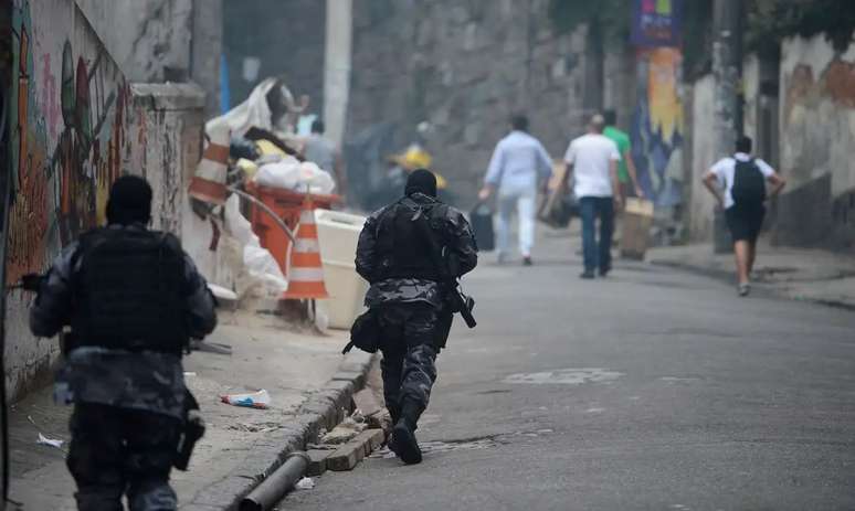 Após decisão final do Supremo sobre ADPF das Favelas, entrada de policiais em comunidades tem menos restrições.