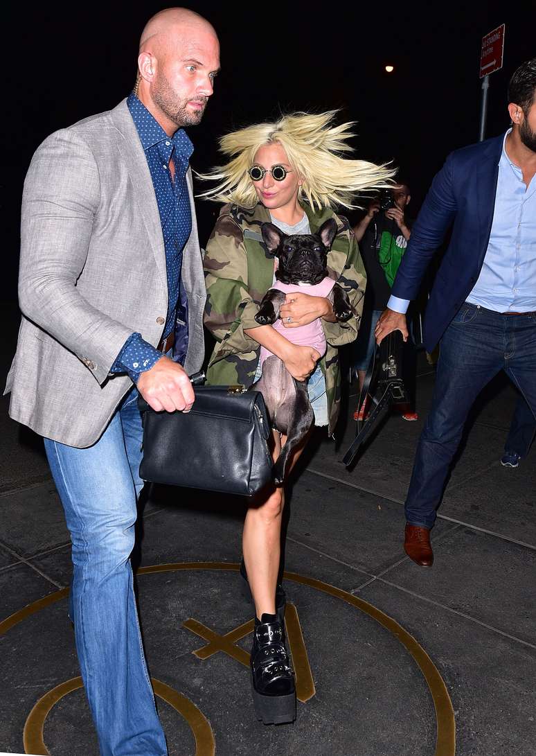 Lady Gaga e o segurança bonitão, Peter van der Veen, em 2015