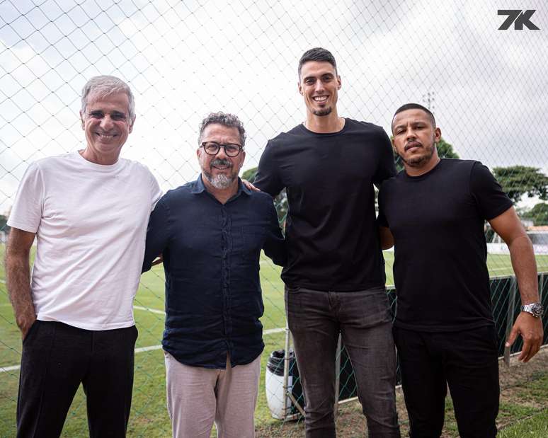 Cleber Xavier é apresentado ao elenco e às intermediações do Santos