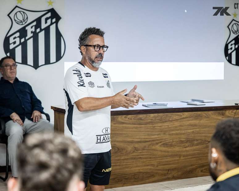 Cleber Xavier é apresentado ao elenco e às intermediações do Santos