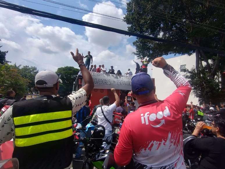 Manifestação de entregadores diante da sede do iFood em Osasco (SP), no primeiro dia do Breque Nacional 2025.