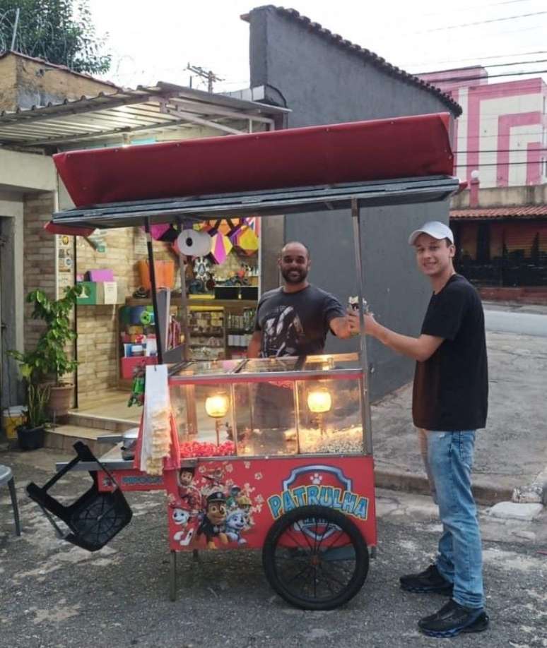 O pipoqueiro Renato Cleber Acorsi colocou o carrinho para funcionar desde o começo do luau, e quer a volta do evento.