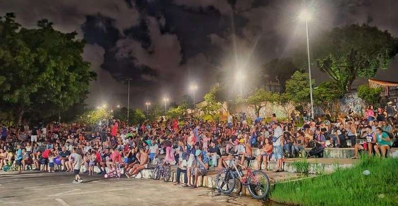 As apresentações se tornaram referência em Itaquera. Moradores lotam a praça para ver artistas locais e dar vida ao espaço público.