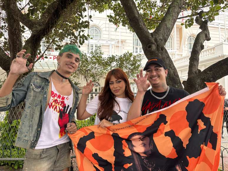 Na espera por um aceno de Gaga, Michel fez at&eacute; amizade com outros f&atilde;s 