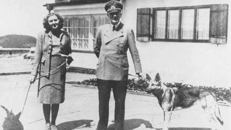 Hitler e Eva Braun se casaram em 29 de abril de 1945, um dia antes da morte do casal