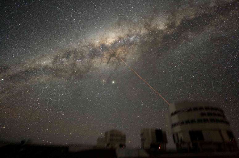 Imagem do céu noturno acima do Observatório de Paranal, Chile, em 21 de julho de 2007, tirada pelo astrônomo do ESO Yuri Beletsky. A