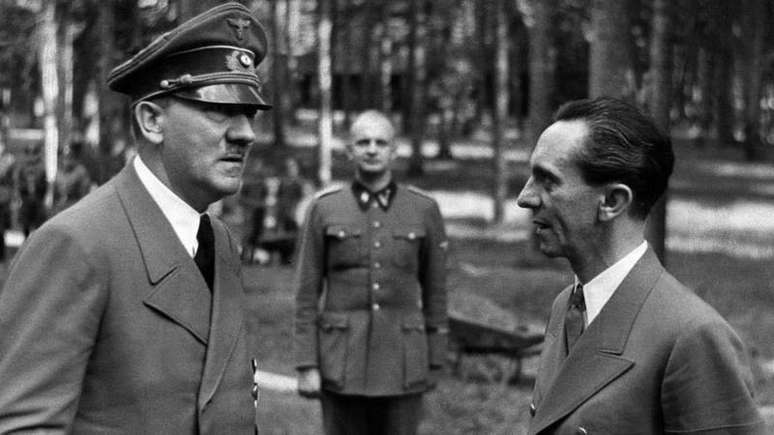 O assistente pessoal de Hitler, Heinz Linge (centro), foi uma das testemunhas que ficaram at&eacute; o final no bunker do F&uuml;hrer e p&ocirc;de contar posteriormente os detalhes do ocorrido.