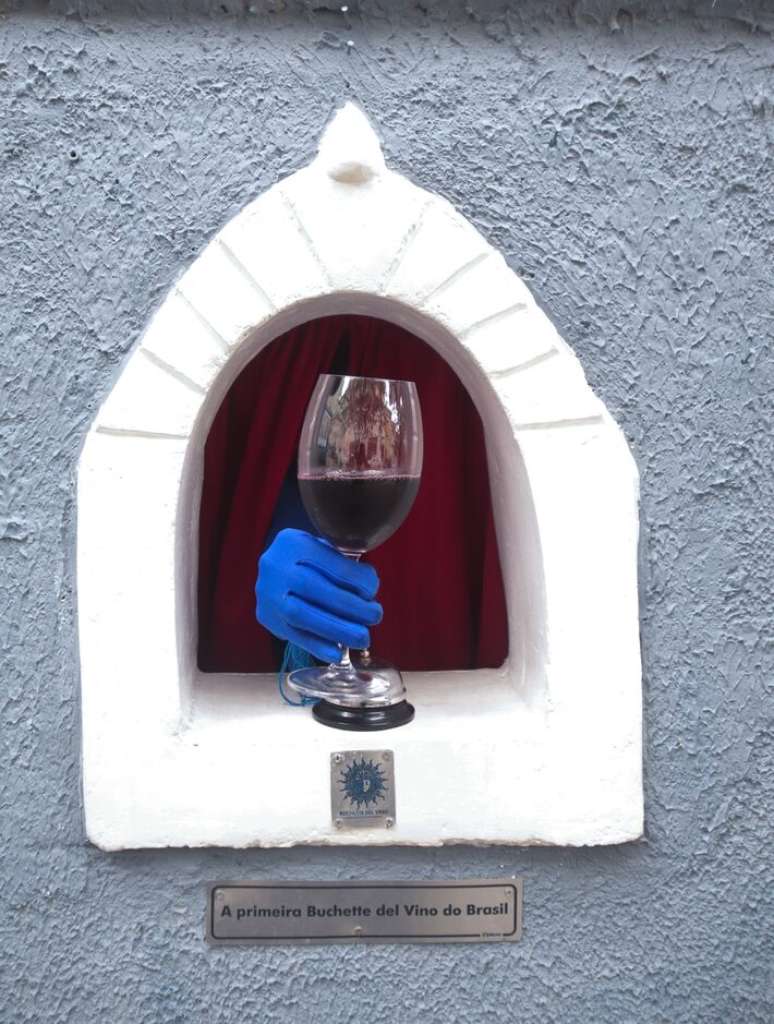 Buchette del Vino serve bebidas e petiscos por meio de janela no Bixiga
