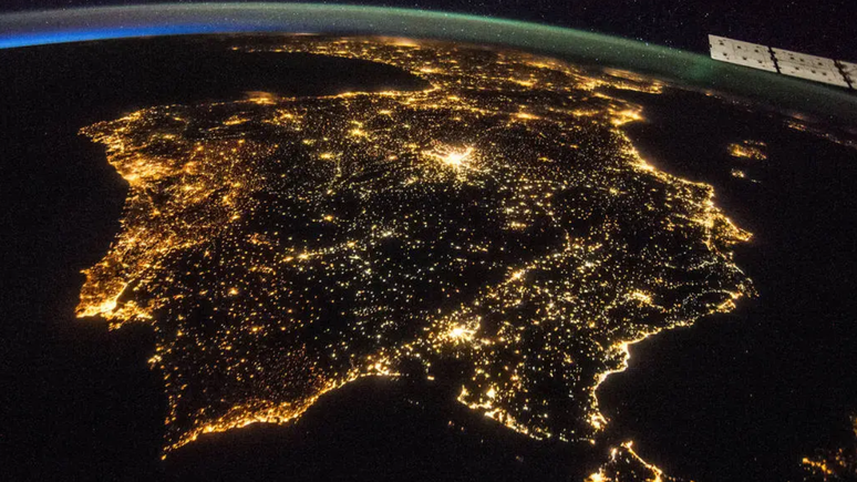 A Península Ibérica à noite vista do espaço