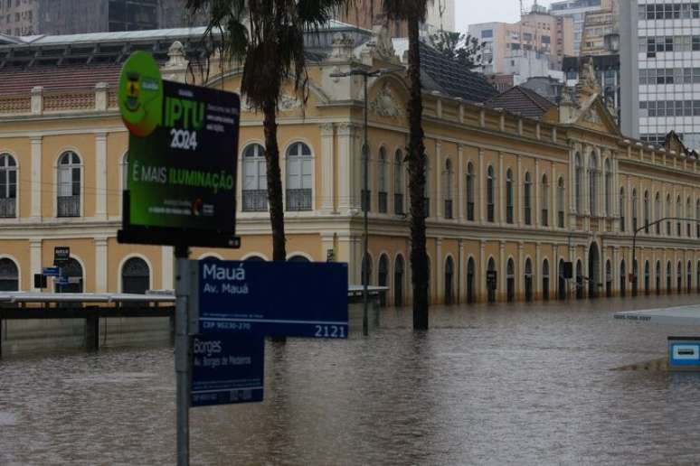 Na região da Avenida Mauá, muro não foi suficiente para conter o avanço das águas