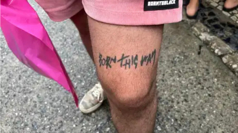 Lucas Braga mostra tatuagem em homenagem &agrave; cantora Lady Gaga e ao &aacute;lbum Born This Way 