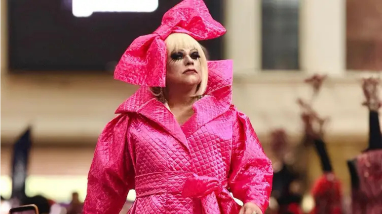 Drag Danny D&rsquo;Avalon desfilou na Central do Brasil com look inspirado no que Lady Gaga usou no Met Gala em 2019 