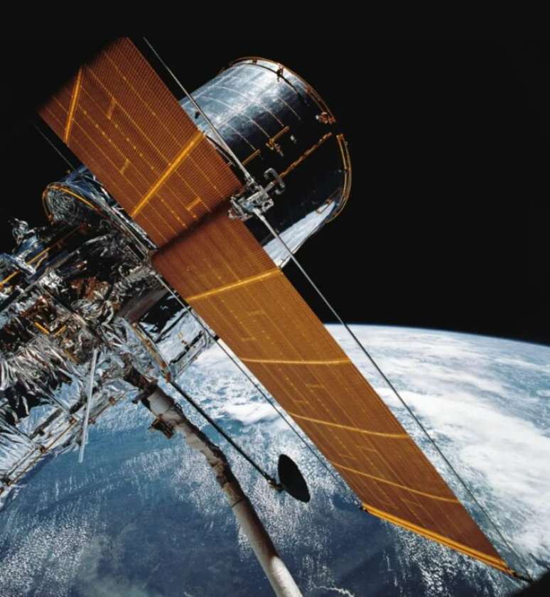 Esta foi uma das primeiras fotos divulgadas pela Nasa em 30 de abril da missão STS-31, com duração de cinco dias.