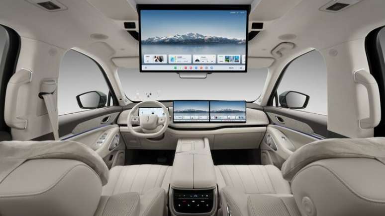 Cabine do SUV de luxo da GWM tem tr&ecirc;s telas no painel e uma TV retr&aacute;til no teto