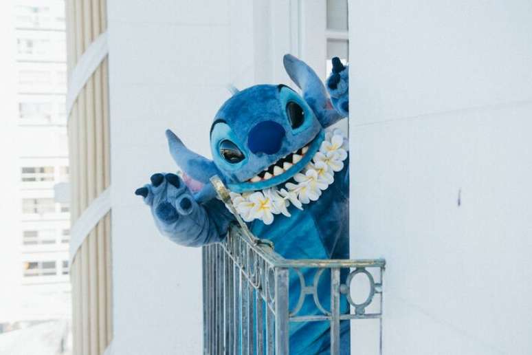 Em ação da Disney, Stitch, de 'Lilo & Stitch' apareceu na varanda do Copacabana Palace