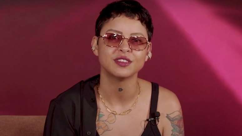 A cantora Kell Smith em entrevista à TV CARAS