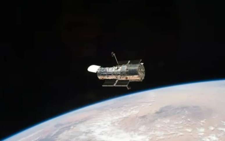O Telescópio Espacial Hubble iniciou sua missão inovadora em 1990.