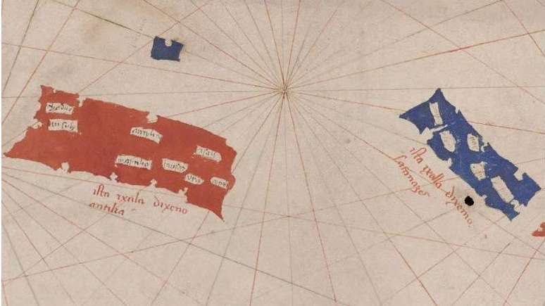 ...a norte das ilhas de Antilia (esq., em vermelho) e Satanazes (dir., em azul)
