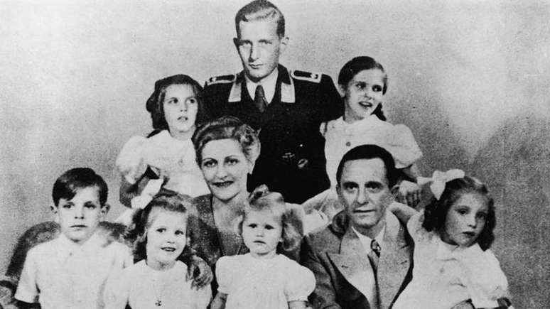 Joseph e Magda Goebbels, com seus seis filhos pequenos, acompanharam Hitler at&eacute; o final e tiveram a mesma sorte do F&uuml;hrer. Em uniforme militar na foto, Harald Quandt (1921-1967), filho do primeiro casamento de Magda Goebbels (1901-1945).