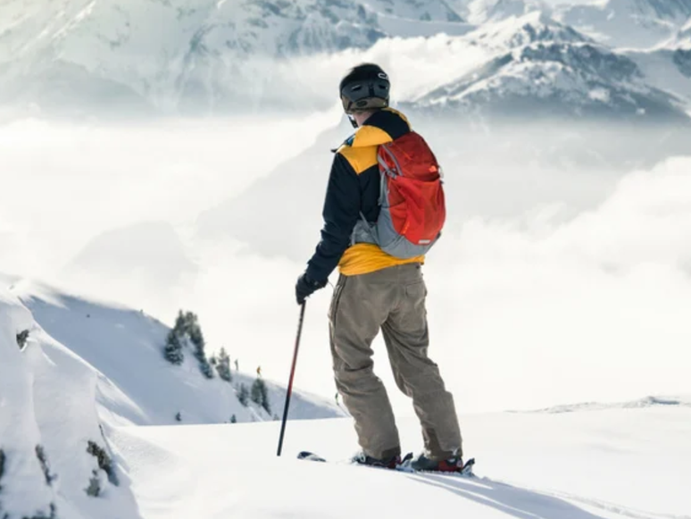 Mark Zuckerberg sent his two superials to travel 8,500 km for a single reason: helicopter to the top of a mountain and downhill