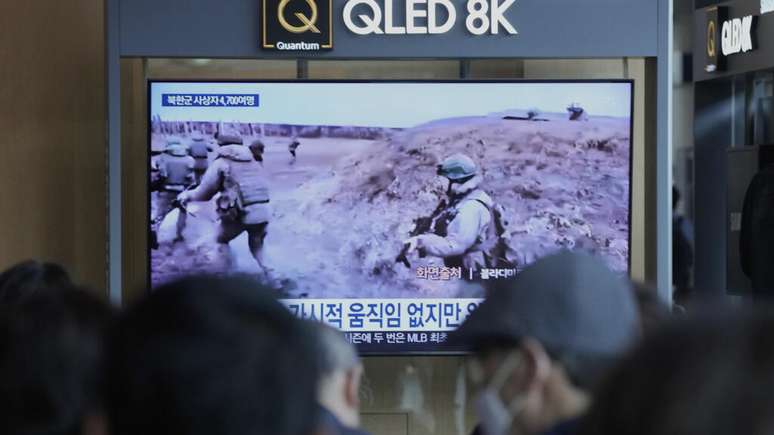 Imagem divulgada no Telegram e exibida em reportagem na televisão sul-coreana nesta quarta-feira (30) mostra soldados da Coreia do Norte treinando na Rússia.