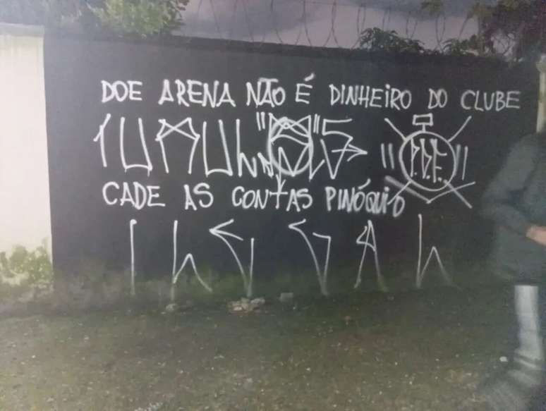 Pichações nos muros do Parque São Jorge –