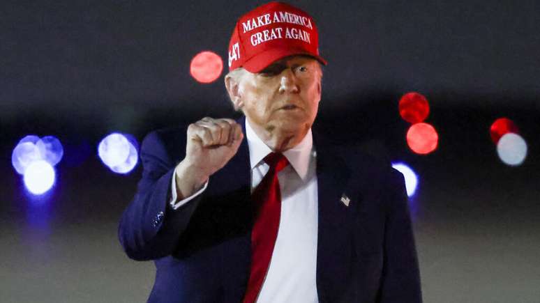O presidente dos EUA, Donald Trump, após um comício no Macomb Community College para marcar seu 100º dia no cargo, na Base Conjunta Andrews, Maryland, EUA.