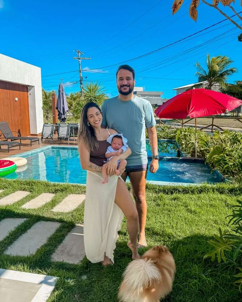 Ariadne, Carlos J&uacute;nior e a pequena Luma em foto publicada nas redes sociais