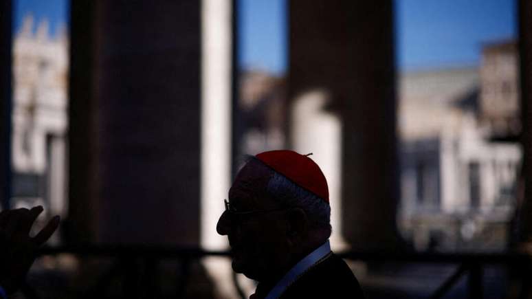 Um cardeal caminha na Praça de São Pedro, no Vaticano, alguns dias antes do conclave para eleger o novo papa, em 29 de abril de 2025.