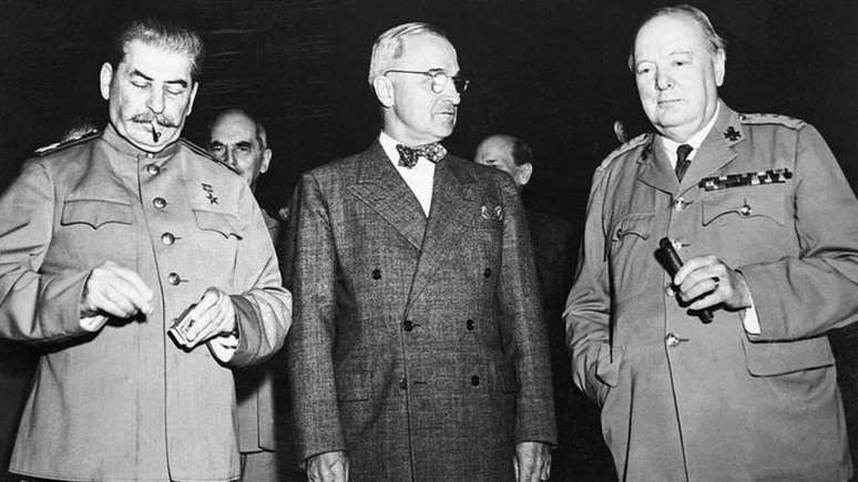 O presidente americano Harry S. Truman (1884-1972) e o primeiro-ministro brit&acirc;nico Winston Churchill (1874-1965), aliados ocidentais de Stalin, s&oacute; chegariam a Berlim em julho de 1945, para a Confer&ecirc;ncia de Potsdam