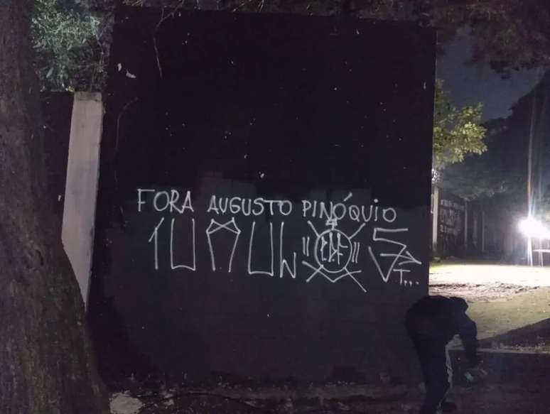 Pichações nos muros do Parque São Jorge –