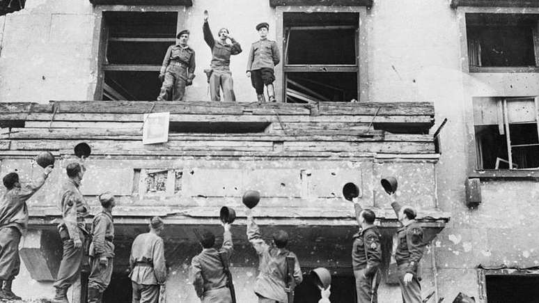 Em julho de 1945, as for&ccedil;as aliadas do Ocidente se encontraram com o ex&eacute;rcito sovi&eacute;tico em Berlim