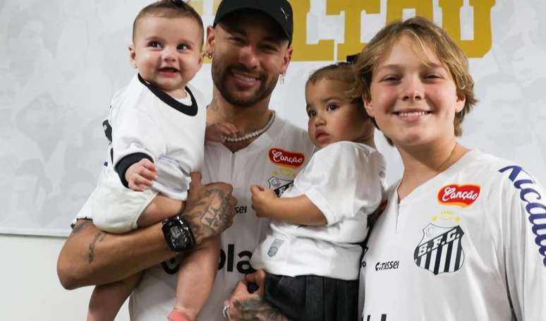 'Torta de climão'? Aqui não! Neymar revela forte vontade ligada às filhas, Mavie e Helena, diz colunista.