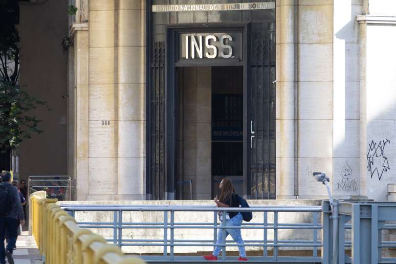 Vista da fachada do posto do Instituto Nacional do Seguro Social (INSS) em São Paulo, SP